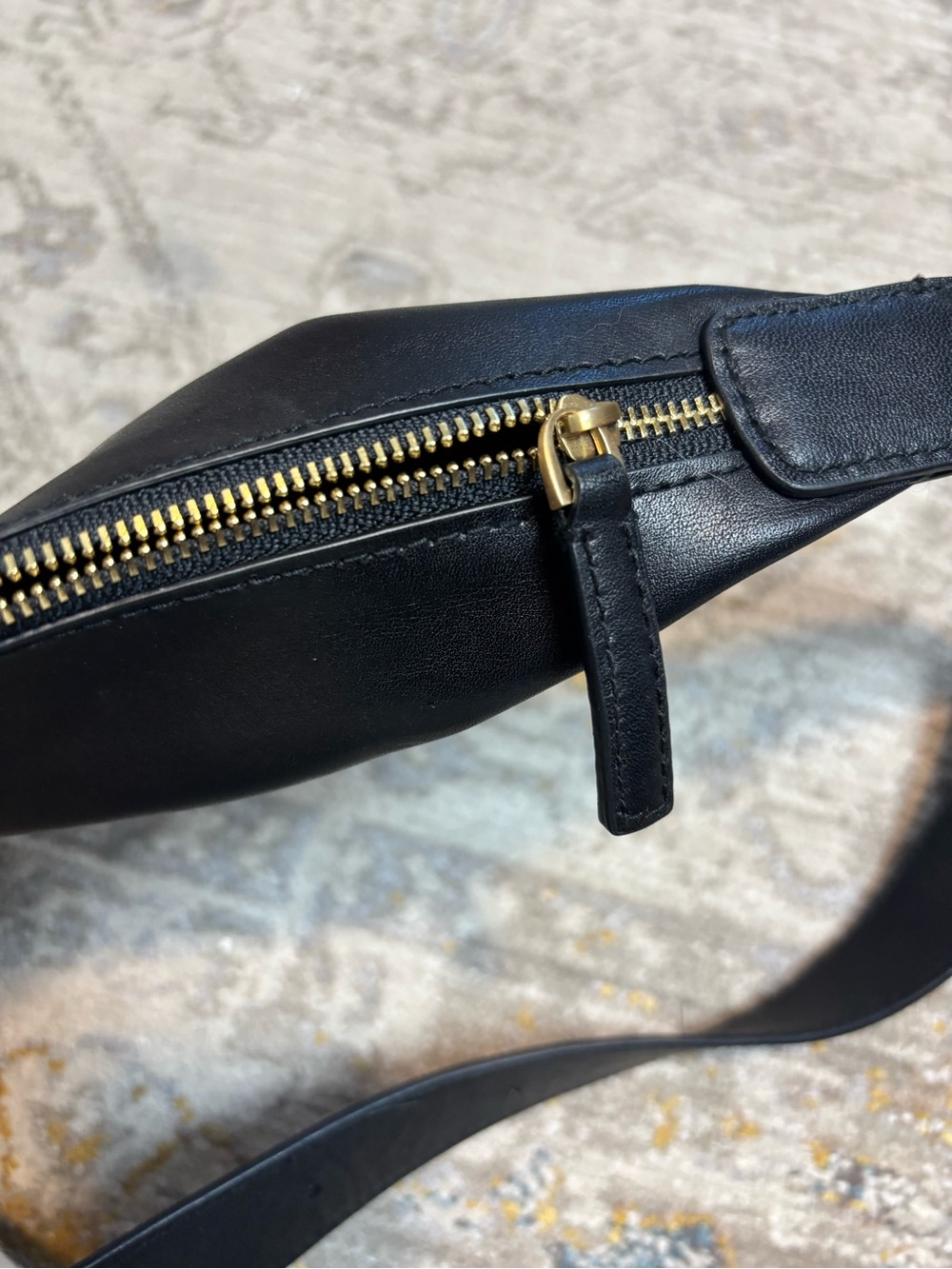 Essential Curve Shoulder Bag by Madewell - Picture 9 of 10